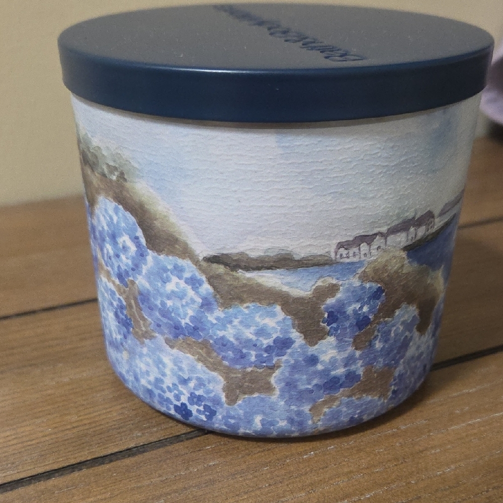 Bath & Body Works Shoreline Hydrangea Candle - Navy Blue & Light Blue - Picture 3 of 4